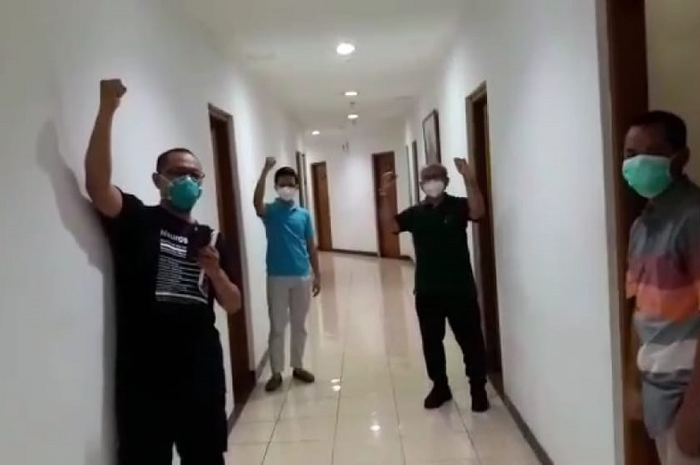 Para tenaga medis di Rumah Sakit Kariadi yang serempak positif virus corona akibat terinfeksi dari pasien yang berbohong dan terpaksa melakukan isolasi mandiri di sebuah hotel.