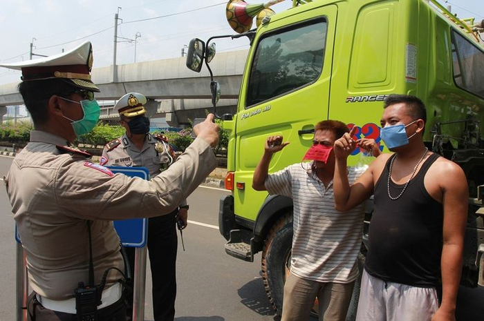 Polisi sedang menghimbau para pengendara terkait PSBB di Tangerang Raya.