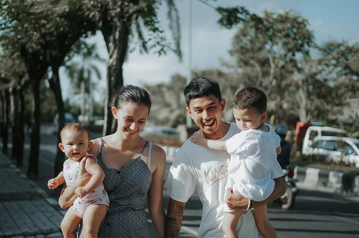 Dahlia Poland dan Fandy Christian bersama anak-anaknya