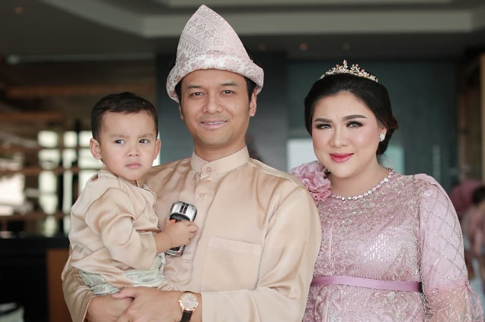 Keluarga Vicky Shu dan Ade Imam