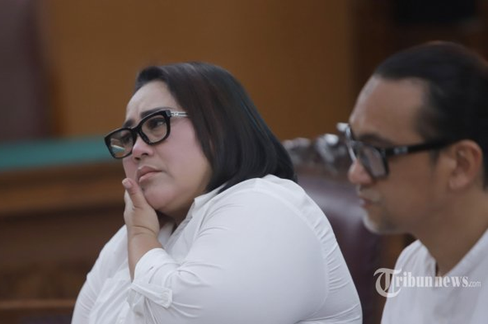 Nunung dan suaminya izin selama 2 hari untuk ke Solo karena ibundanya meninggal dunia.