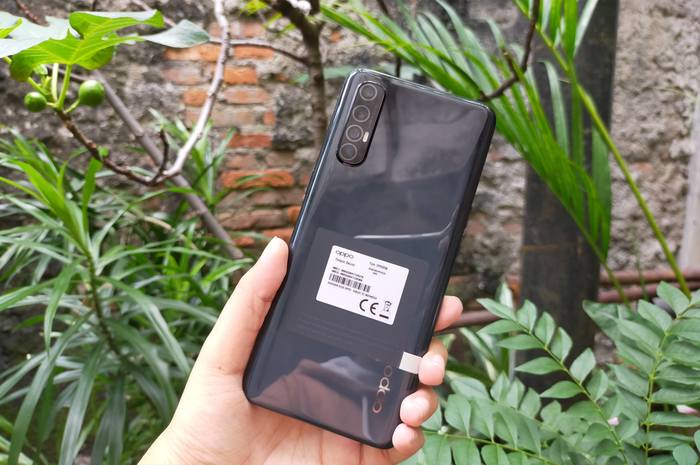 Tampilan belakang dari Oppo Reno3 Pro.
