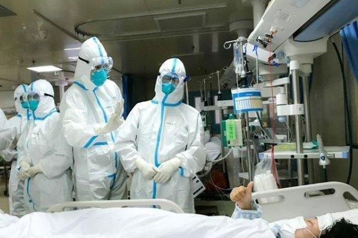 Ilustrasi petugas medis tangani pasien infeksi virus corona