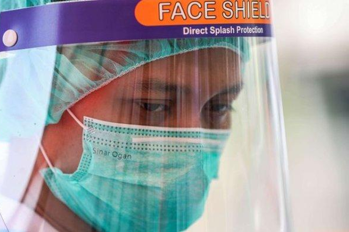  ilustrasi - Tenaga medis yang menangani pasien virus corona