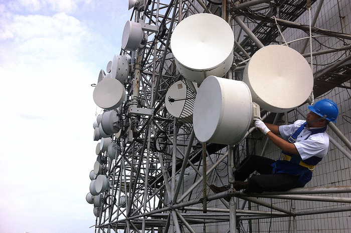 Teknisi Indosat melakukan maintenance BTS