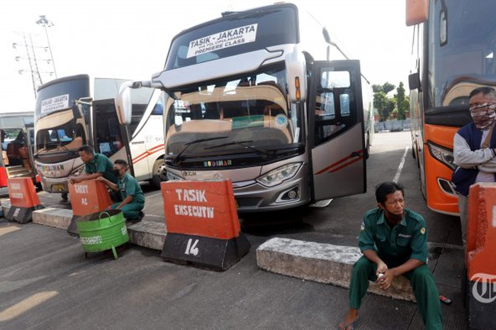 Ilustrasi bus di Indonesia.