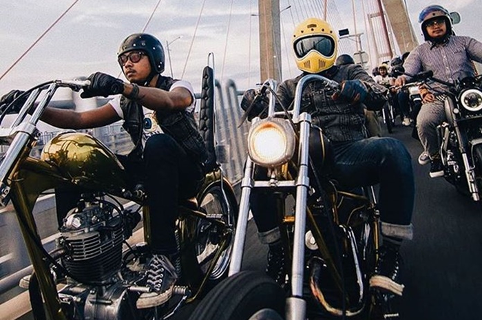 Para bikers seperti Omar Annas mengurangi riding ramai-ramai saat pandemi virus Corona