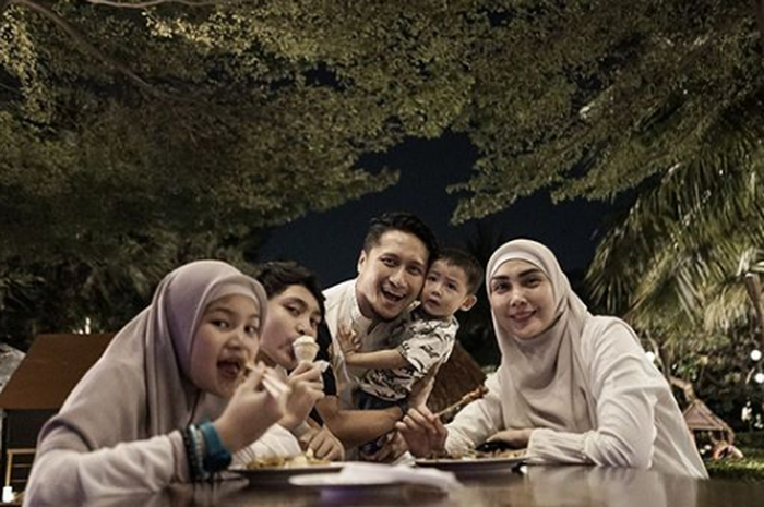 Keluarga Arie Untung dan Fenita Arie.