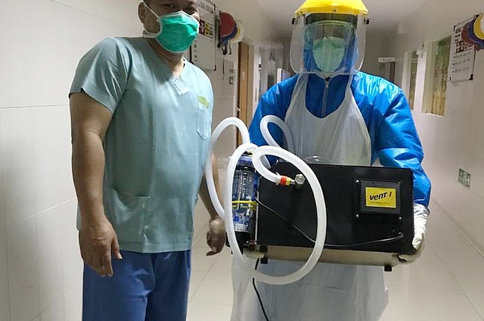 Tenaga kesehatan tampak sedang membawa produk Vent-I di RS Advent Bandung