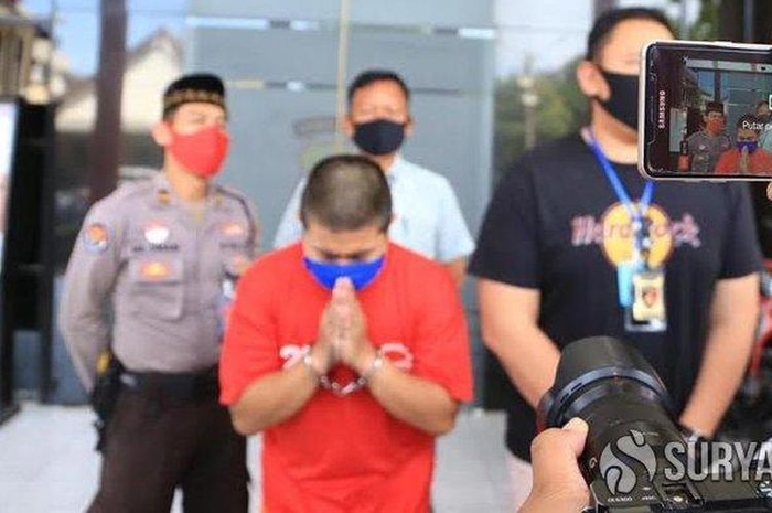 Tersangka penghina Nabi Muhammad SAW saat menangis dan meminta maaf di hadapan publik, Jumat (24/4/2020).