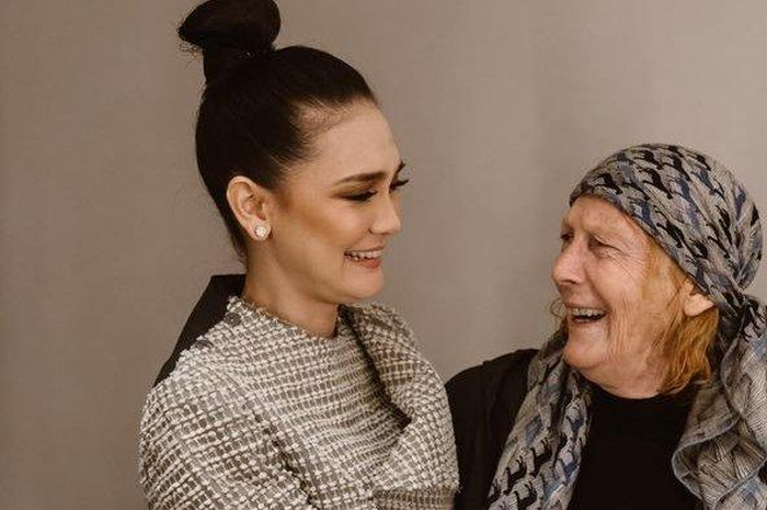Luna Maya dan sang ibunda, Desa Maya
