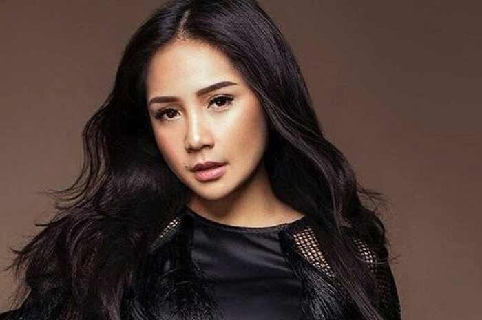 Nagita Slavina kepergok pakai tas murah seharga Rp 40 ribu hingga buat geger netizen tak percaya 