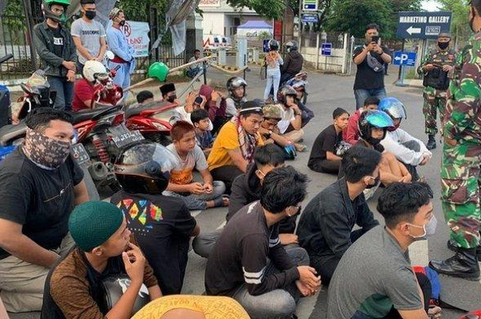 Remaja pelanggar PSBB Makassar ditangkap petugas TNI dan Polri di sekitar Jl Metro Tanjung Bunga, Makassar, Sulsel, Senin (27/4/2020).