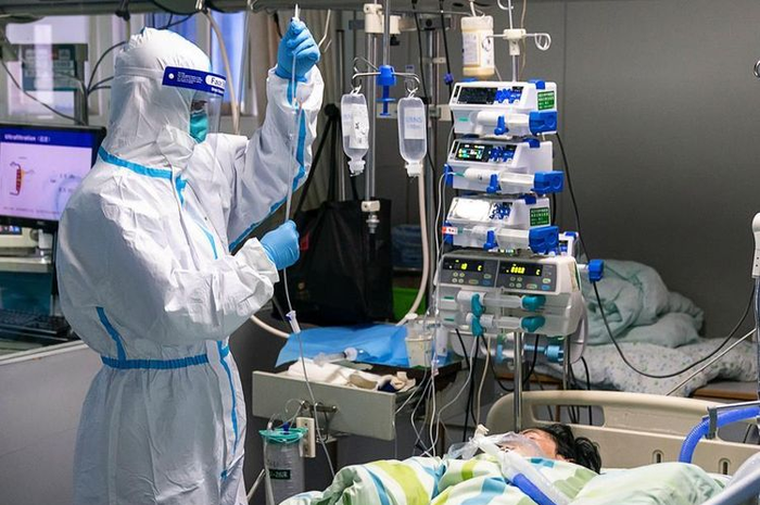 Gambar yang dirilis kantor berita Xinhua menunjukkan seorang pekerja medis mengecek infus pasien di Ruang Perawatan Intensif (ICU) Rumah Sakit Zhongnan di Universitas Wuhan.