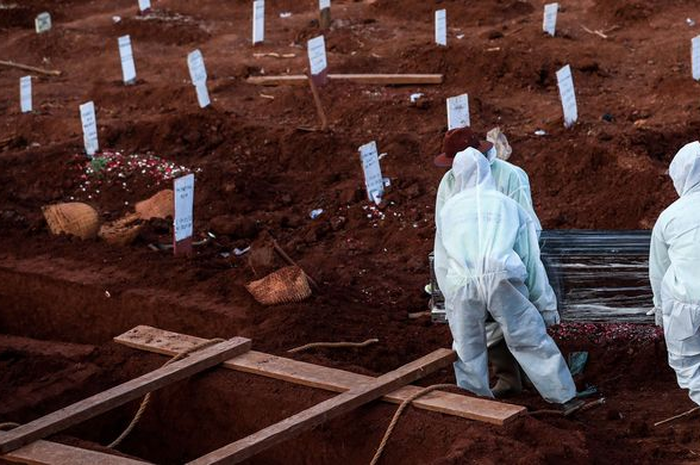 Lonjakan kasus Covid-19 di Jakarta kini menimbulkan masalah baru berupa semakin berkurangnya lahan pemakaman.