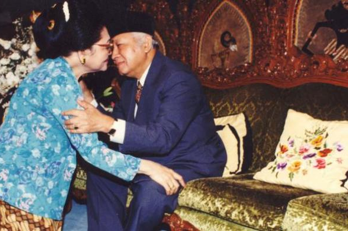 Presiden Soeharto menerima sungkem dari Ibu Tien Soeharto pada hari Idul Fitri 1 Syawal 1415 Hijriah, 3 Maret 1995. 