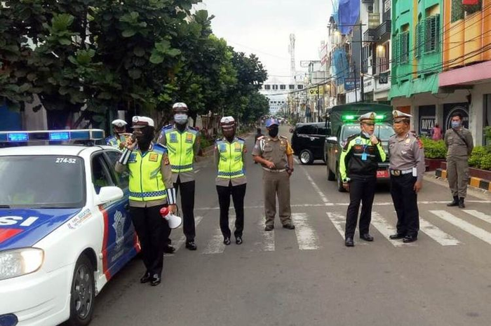 Sejumlah petugas menyekat akses masuk ke pusat perbelanjaan di Kabupaten Cianjur, Jawa Barat. Penyekatan akan terus ditingkatkan seiring dengan pemberlakukan PSBB parsial di Cianjur yang akan mulai dilaksanakan (06/05/2020).