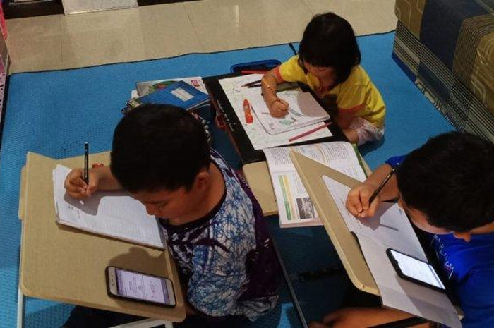 Belajar di rumah, Pemerintah Kota Tangerang berencana akan memberikan internet gratis untuk siswa yang belajar secara online atau daring selama pandemi Covid-19.