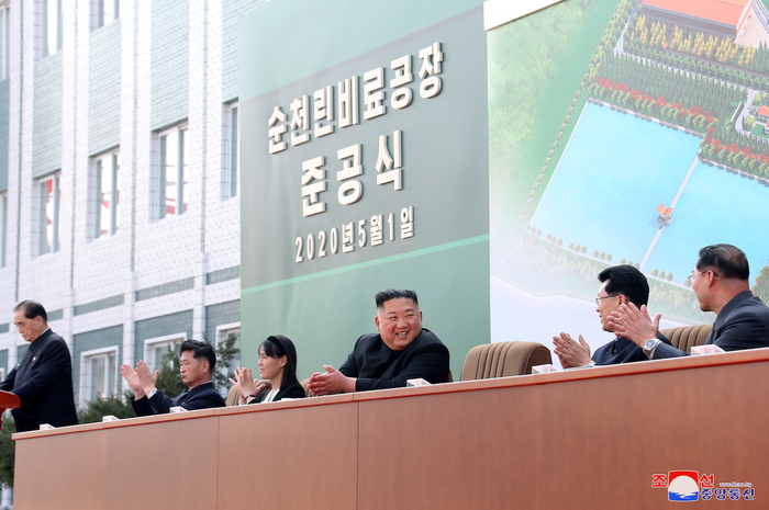 Di dalam foto yang dilansir oleh KCNA ini, terlihat jelas apabila waktu peresmian pabrik pupuk itu dilakukan pada 1 Mei 2020.  (KCNA via Reuters)