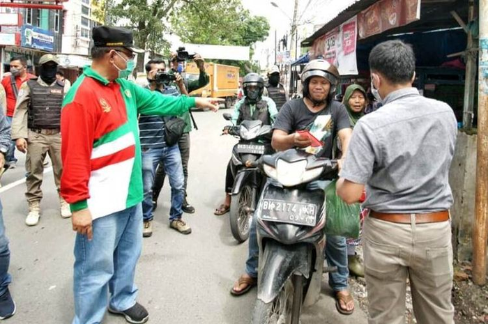 &ldquo;Siapapun yang berada di Kota Medan wajib mengenakan masker... kata Plt Wali Kota Medan Akhyar Nasution, Sabtu (2/5/2020) dan sekarang Pemko Medan lakukan razia masker