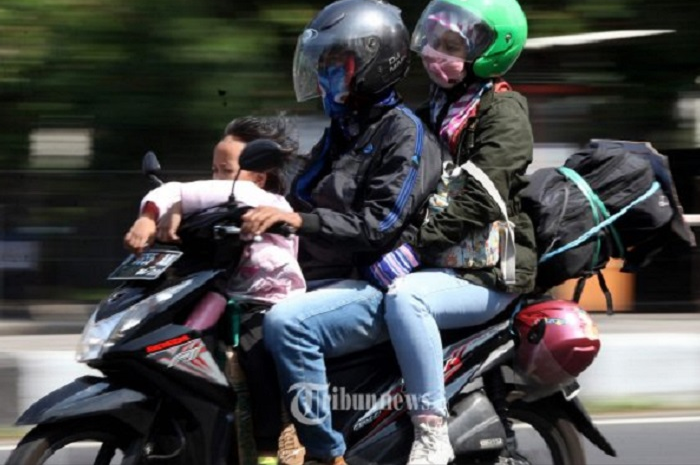 Ilustrasi mudik naik motor.  Catat, 8 Wilayah yang Diperbolehkan Mudik Lokal Selama Lebaran 2021