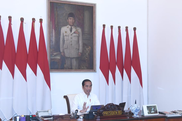 Sejak pembentukannya, IMF dan Bank Dunia telah melanggar pakta internasional tentang hak asasi manusia termasuk mendukung kediktatoran.