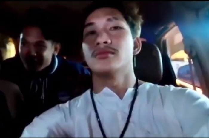Ferdian dkk beraksi bagi-bagi sembako palsu ke transpuan