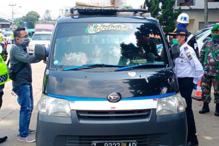 Pemeriksaan kendaraan di check point Lembang selama PSBB di Kabupaten Bandung Barat
