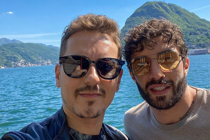 Jorge Lorenzo dan Andrea Iannone. Por Fuera yakin kalau Iannone gak bersalah atas kasus yang menimpanya.