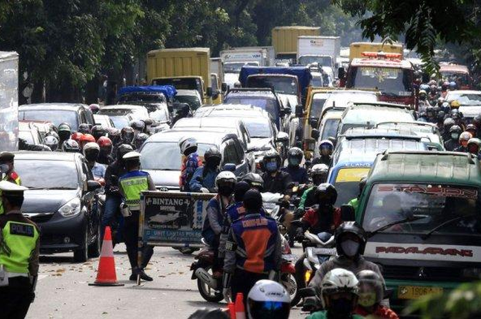 Situasi Check Point PSBB di perbatasan Kota Cimahi dan Kota Bandung, Sabtu (2/5)