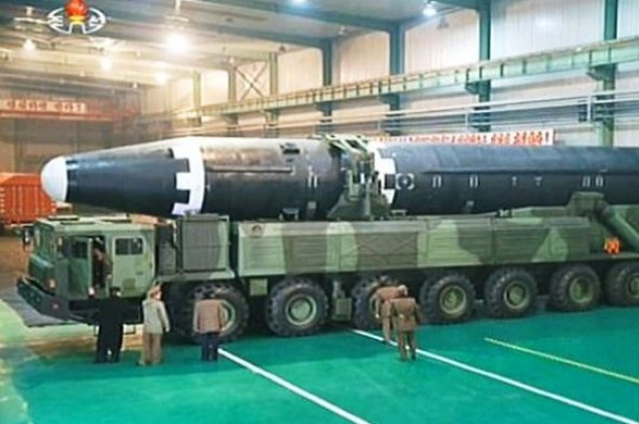  China yang merupakan tokoh sentral dalam situasi dunia saat ini juga memiliki hulu ledak dalam jumlah tak sedikit.