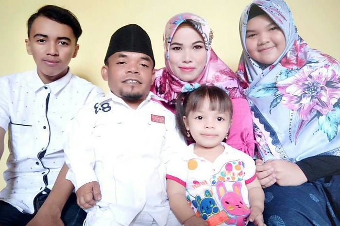 Ucok Baba bersama istri dan anaknya 