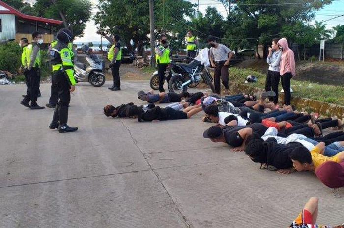 Belasan pelaku balapan liar diamankan Satuan Lantas Kepolisian Resort Kota Besar Makassar, saat patroli Penerapan Pembatasan Sosial Berskala Besar (PSBB).