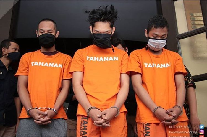 Cara Ferdian Paleka (tengah) melarikan diri ke luar kota di tengah PSBB