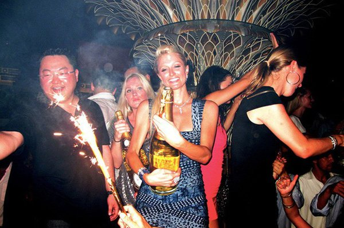 Miliarder Jho Low bersama dengan artis hollywood Paris Hilton