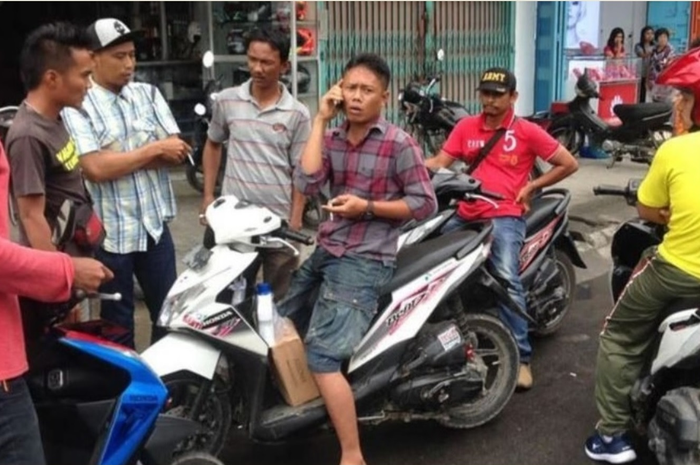 Ilustrasi warga yang sedang diburu debt collector 