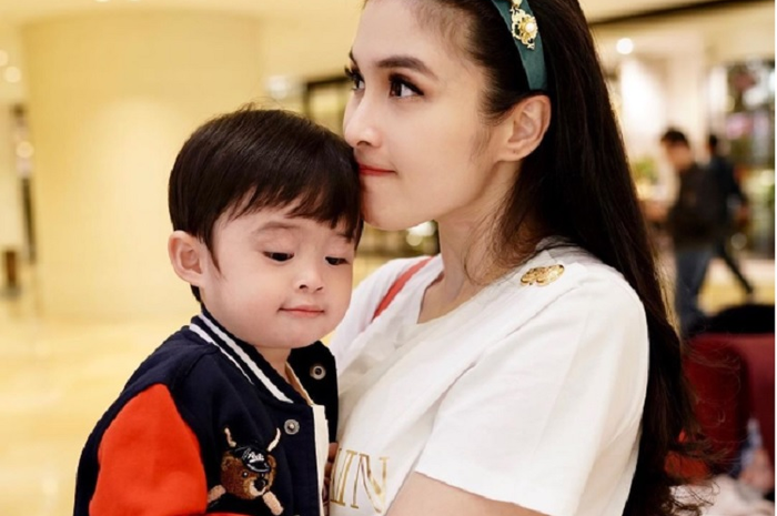 Sandra Dewi dan Raphael Moeis