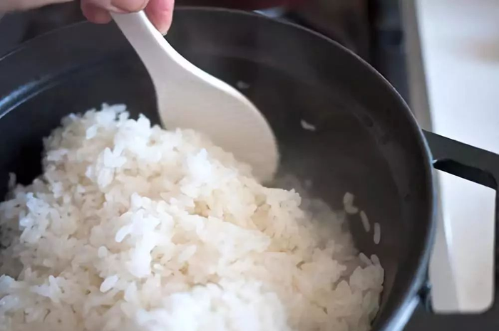 Sebaiknya Memasak Nasi dengan Air Panas atau dengan Air Biasa? Cari Tahu Perbedaanya Supaya Tidak Keliru!
