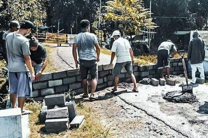 Dua kelompok warga dari desa yang berbeda saling menutup jalan akses masuk ke desa. Ternyata alasannya konyol.