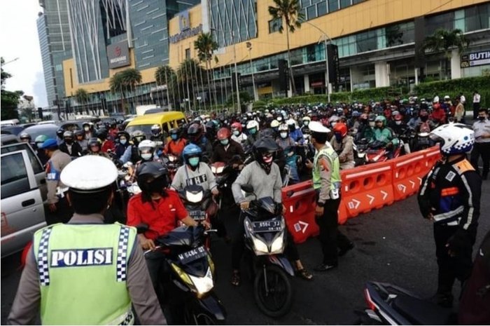 Ilustrasi PSBB memeriksa masker pengendara motor
