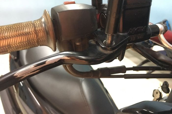 Kondisi handle rem motor yang sudah pudar dan kusam
