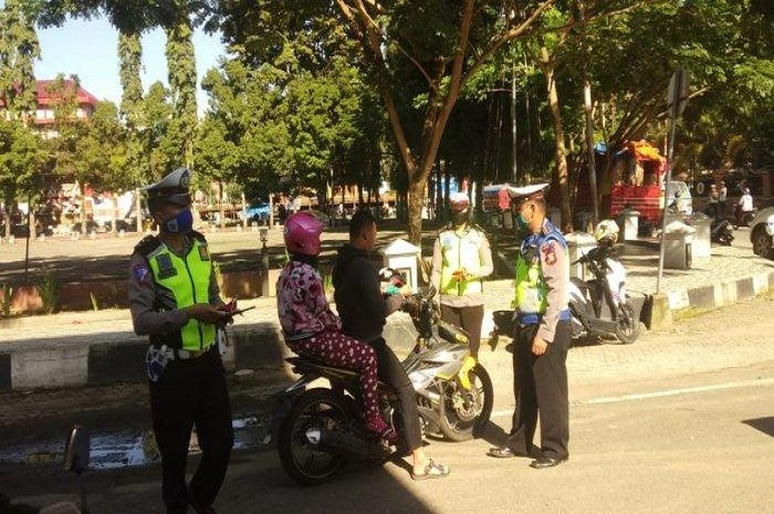 Ilustrasi razia masker. Beredar info denda pengendara tak pakai masker, begini keterangan polisi.