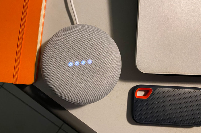Saya hubungkan lampu ini dengan Google Nest Mini agar bisa mengaktifkan berbagai fitur lampu lewat perintah suara.