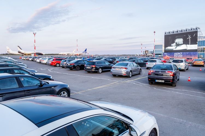Bioskop drive-in di Bandara Internasional Vilnius, Lituania