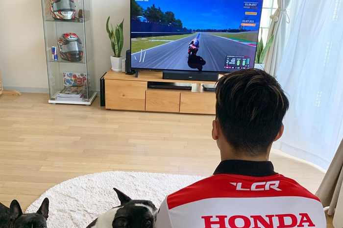 Takaaki Nakagami rutin latihan gim MotoGP20 yang jadi platform di MotoGP Virtual Race IV. Serius dan tampaknya gak mua sekadar numpang lewat di balapan virtual MotoGP