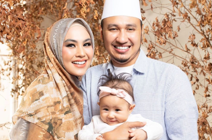 Kartika Putri bersama suami dan anaknya