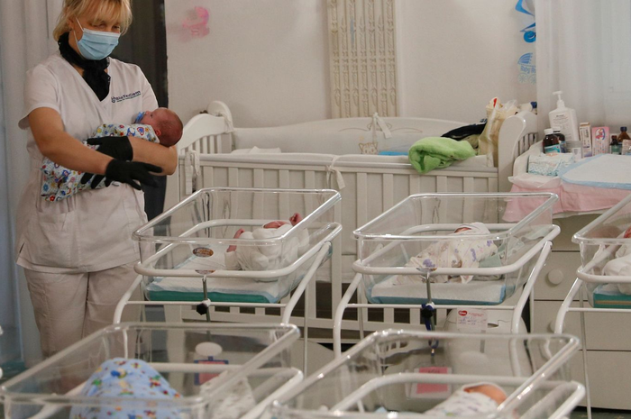Bayi-bayi yang 'terdampar' tanpa orangtua berada di bawah asuhan perawat