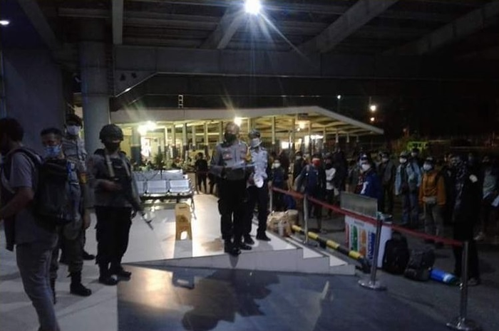 Penumpukan penumpang di Pelabuhan Bakauheni, Jumat (15/5/2020) malam.