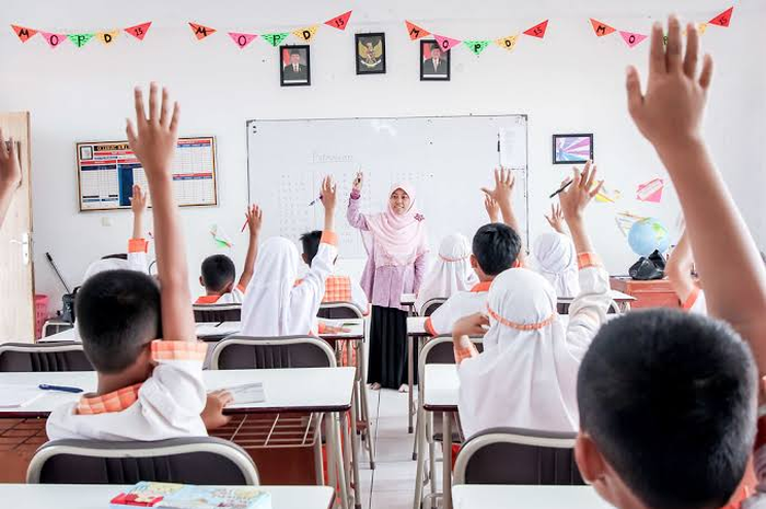 Ilustrasi kegiatan belajar mengajar di sekolah.