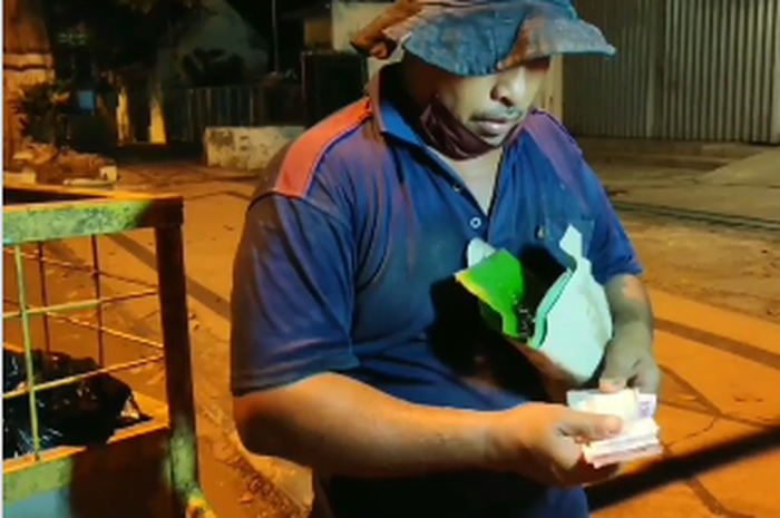 Puluhan Nasi Bungkus Disulap Jadi Uang Jutaan Rupiah, Tukang Sampah Gerobak Motor Jadi Melongo 